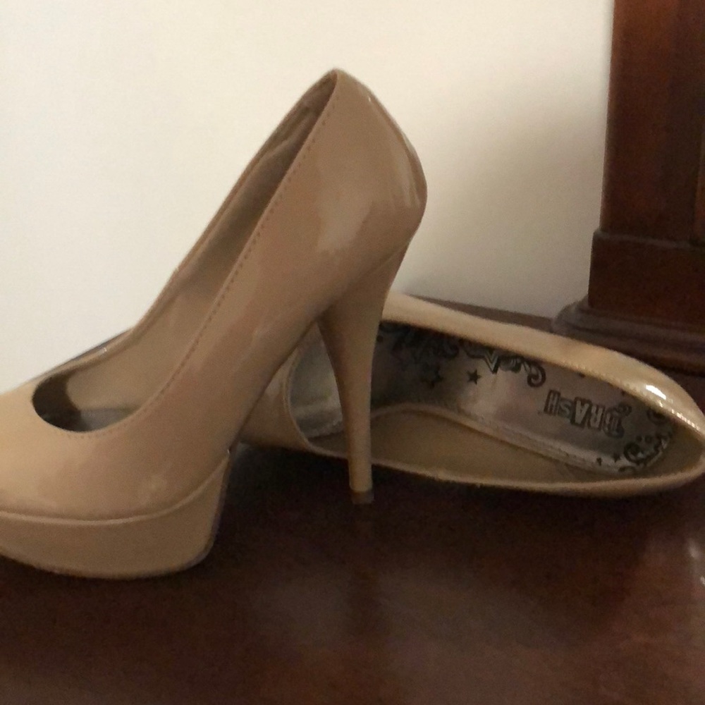 Nude women heels size 7 like new